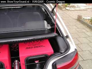 showyoursound.nl - Mazda 323 Dragon - Cosmic Dragon - kofferbak_rechts.jpg - Zijwandjes sluiten mooi aan op de auto. Onder de skai zit foam zodat het makkelijker was de skai strak te trekken en het sluit nu ook nog eens mooier aan. De hoedenplank heb ik opgehangen met rode voedings kabel. Geeft net wat extras